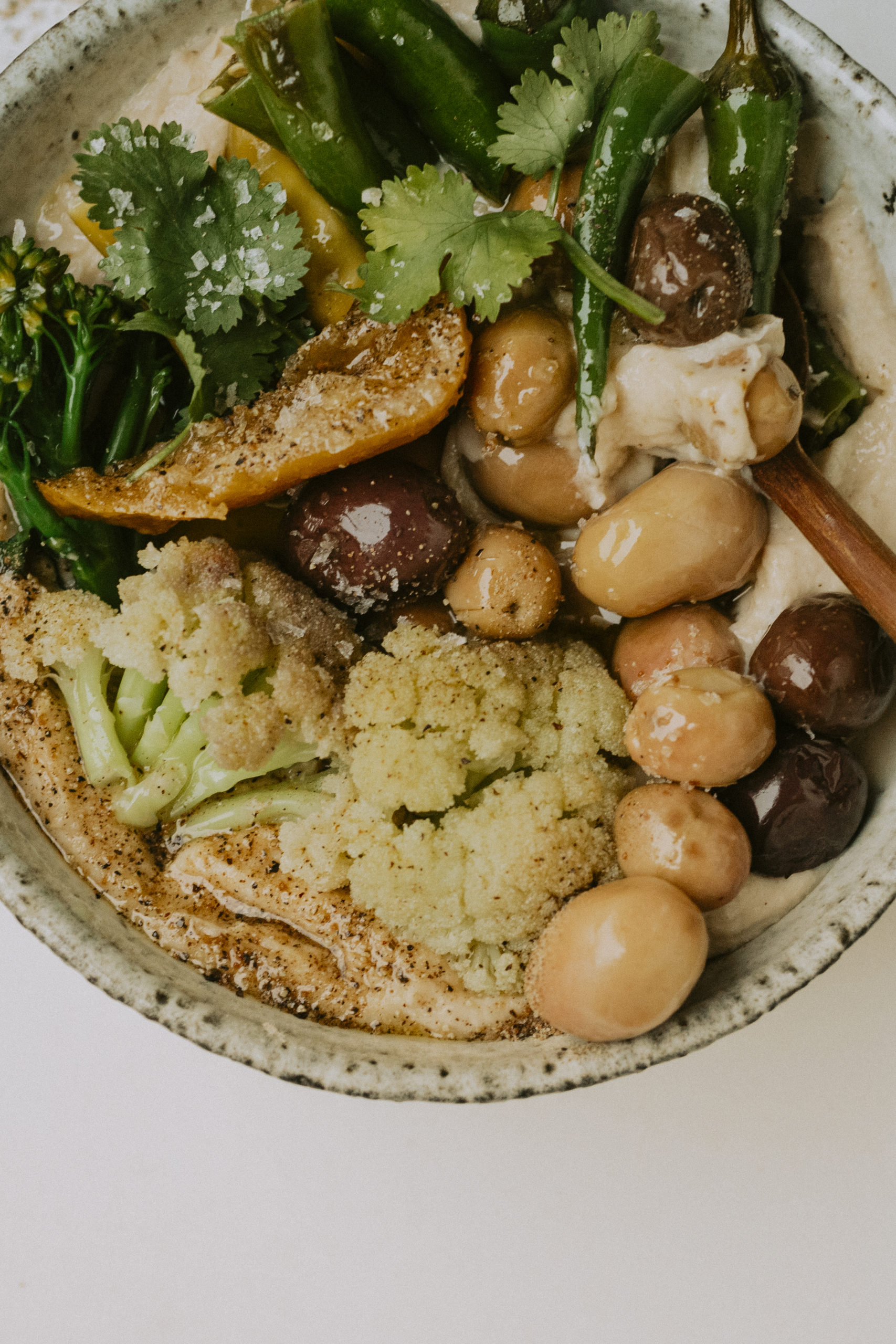 Bohnencrème Bowl mit Oliven, Blumenkohl, Peperoni &amp; BASS für Hennes ...