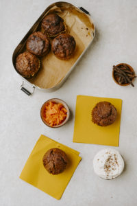 Rübli-Muffins mit Langpfeffer Crème fraîche